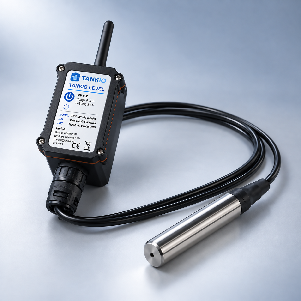 Capteur Tankio Level NB-IoT avec son étiquette, son antenne et sa sonde immergée